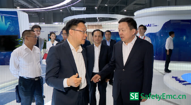 与会领导和嘉宾参观了科大讯飞苏州研究院实验室