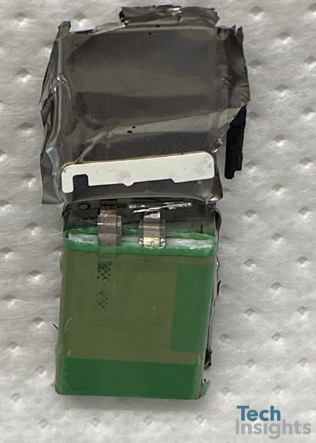 打开金属壳后Apple Watch 7系列智能手表 (41mm）电池的拆解图