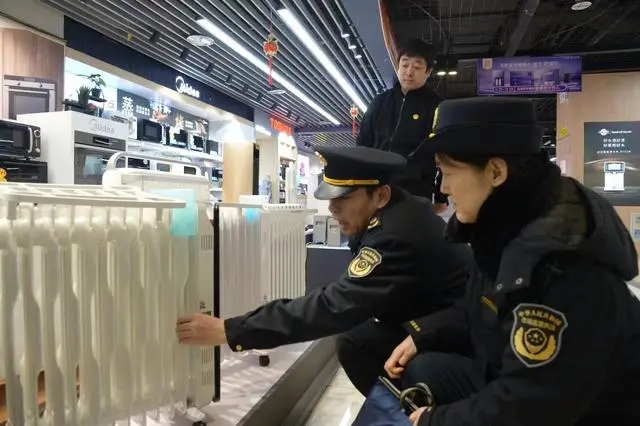 通州区市场监管局执法人员对取暖电器质量安全开展突击检查